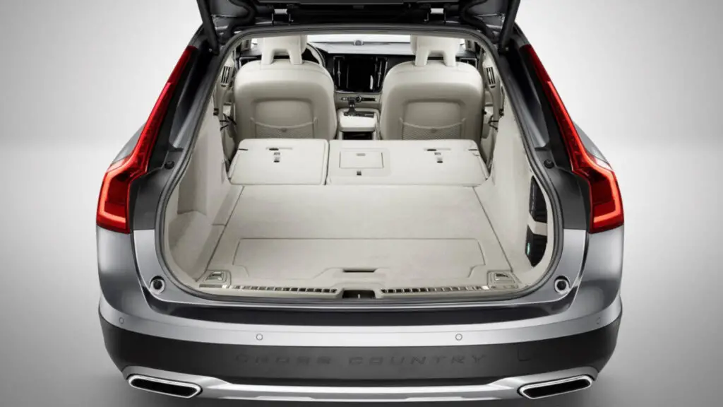 Volvo V90 cross country cargo space