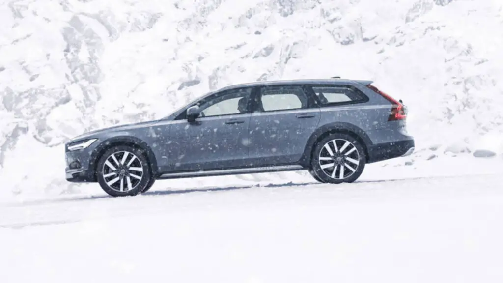 Volvo V90 cross country side view